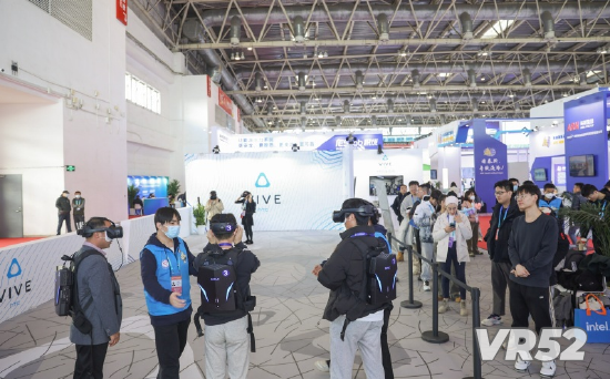 HTC VIVE展台前观众体验项目 图/受访者供图