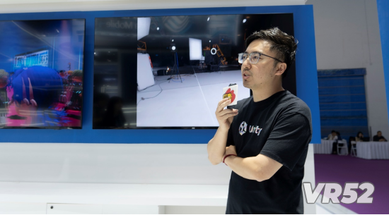 Unity中国公司展区工作人员接受新浪VR采访