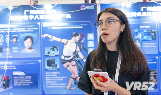 广州虚拟动力展区工作人员接受新浪VR采访