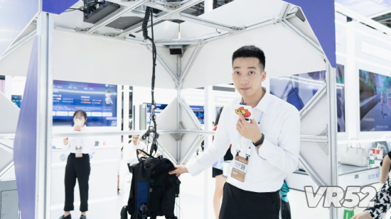 元宇宙鼓浪屿展位工作人员接受新浪VR采访