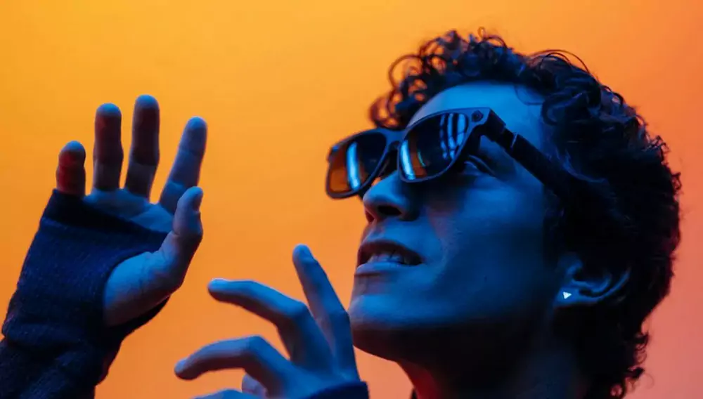 VITURE发布Luma Ultra AR眼镜：搭载索尼最新微OLED，主打移动办公场景